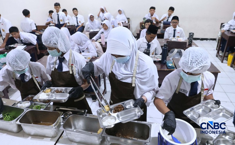 Sejumlah siswa di Jakarta mengikuti uji coba penyajian Makan Bergizi Gratis (MBG) dengan sistem prasmanan di Sekolah SMP Kemala Bhayangkari 3, Pasar Minggu, Jakarta, Kamis, (15/10/2026). (CNBC Indonesia/Muhammad Sabki)