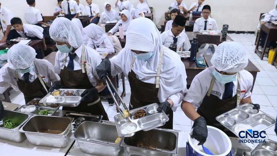 Sejumlah siswa di Jakarta mengikuti uji coba penyajian Makan Bergizi Gratis (MBG) dengan sistem prasmanan di Sekolah SMP Kemala Bhayangkari 3, Pasar Minggu, Jakarta, Kamis, (15/10/2026).