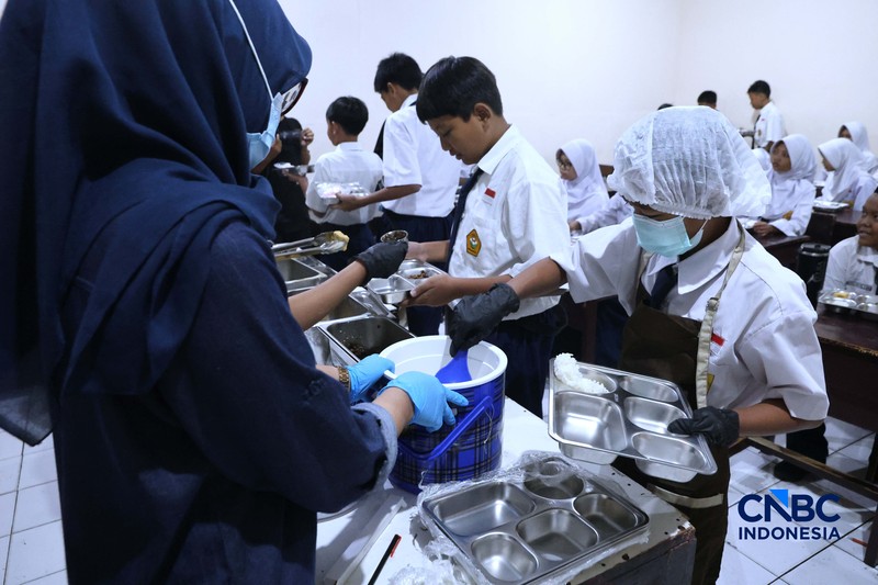 Sejumlah siswa di Jakarta mengikuti uji coba penyajian Makan Bergizi Gratis (MBG) dengan sistem prasmanan di Sekolah SMP Kemala Bhayangkari 3, Pasar Minggu, Jakarta, Kamis, (15/10/2026). (CNBC Indonesia/Muhammad Sabki)