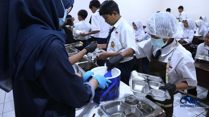 Sejumlah siswa di Jakarta mengikuti uji coba penyajian Makan Bergizi Gratis (MBG) dengan sistem prasmanan di Sekolah SMP Kemala Bhayangkari 3, Pasar Minggu, Jakarta, Kamis, (15/10/2026).