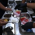Sejumlah siswa di Jakarta mengikuti uji coba penyajian Makan Bergizi Gratis (MBG) dengan sistem prasmanan di Sekolah SMP Kemala Bhayangkari 3, Pasar Minggu, Jakarta, Kamis, (15/10/2026).(CNBC Indonesia/Muhammad Sabki)