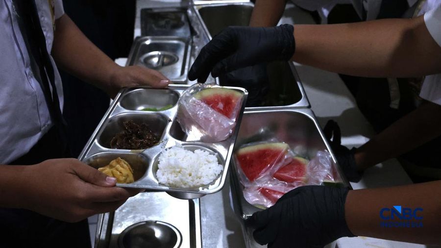 Sejumlah siswa di Jakarta mengikuti uji coba penyajian Makan Bergizi Gratis (MBG) dengan sistem prasmanan di Sekolah SMP Kemala Bhayangkari 3, Pasar Minggu, Jakarta, Kamis, (15/10/2026).(CNBC Indonesia/Muhammad Sabki)