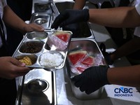 Sejumlah siswa di Jakarta mengikuti uji coba penyajian Makan Bergizi Gratis (MBG) dengan sistem prasmanan di Sekolah SMP Kemala Bhayangkari 3, Pasar Minggu, Jakarta, Kamis, (15/10/2026).(CNBC Indonesia/Muhammad Sabki)