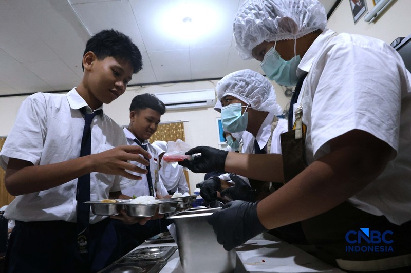 Sejumlah siswa di Jakarta mengikuti uji coba penyajian Makan Bergizi Gratis (MBG) dengan sistem prasmanan di Sekolah SMP Kemala Bhayangkari 3, Pasar Minggu, Jakarta, Kamis, (15/10/2026). (CNBC Indonesia/Muhammad Sabki)
