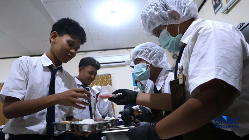 Sejumlah siswa di Jakarta mengikuti uji coba penyajian Makan Bergizi Gratis (MBG) dengan sistem prasmanan di Sekolah SMP Kemala Bhayangkari 3, Pasar Minggu, Jakarta, Kamis, (15/10/2026).