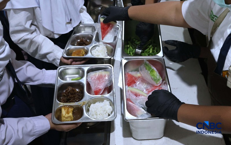 Sejumlah siswa di Jakarta mengikuti uji coba penyajian Makan Bergizi Gratis (MBG) dengan sistem prasmanan di Sekolah SMP Kemala Bhayangkari 3, Pasar Minggu, Jakarta, Kamis, (15/10/2026). (CNBC Indonesia/Muhammad Sabki)