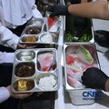 Sejumlah siswa di Jakarta mengikuti uji coba penyajian Makan Bergizi Gratis (MBG) dengan sistem prasmanan di Sekolah SMP Kemala Bhayangkari 3, Pasar Minggu, Jakarta, Kamis, (15/10/2026).(CNBC Indonesia/Muhammad Sabki)