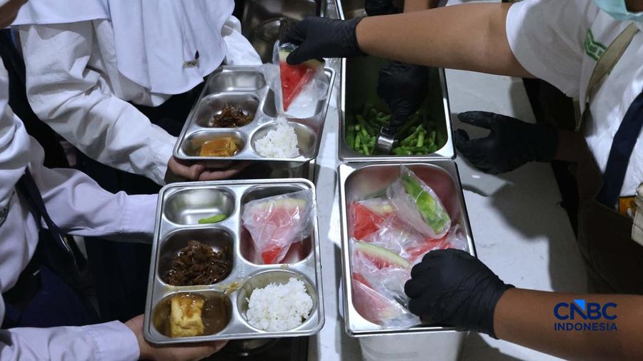Sejumlah siswa di Jakarta mengikuti uji coba penyajian Makan Bergizi Gratis (MBG) dengan sistem prasmanan di Sekolah SMP Kemala Bhayangkari 3, Pasar Minggu, Jakarta, Kamis, (15/10/2026).