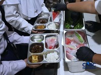 Sejumlah siswa di Jakarta mengikuti uji coba penyajian Makan Bergizi Gratis (MBG) dengan sistem prasmanan di Sekolah SMP Kemala Bhayangkari 3, Pasar Minggu, Jakarta, Kamis, (15/10/2026).(CNBC Indonesia/Muhammad Sabki)