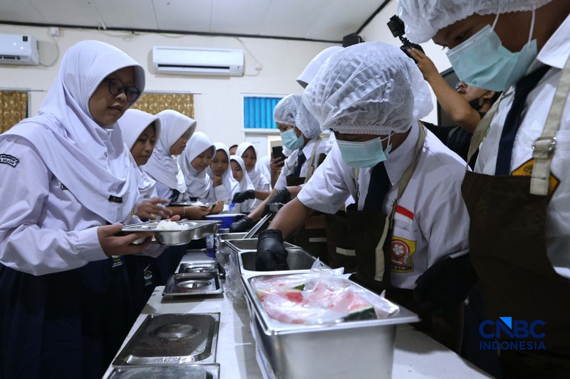 Sejumlah siswa di Jakarta mengikuti uji coba penyajian Makan Bergizi Gratis (MBG) dengan sistem prasmanan di Sekolah SMP Kemala Bhayangkari 3, Pasar Minggu, Jakarta, Kamis, (15/10/2026). (CNBC Indonesia/Muhammad Sabki)