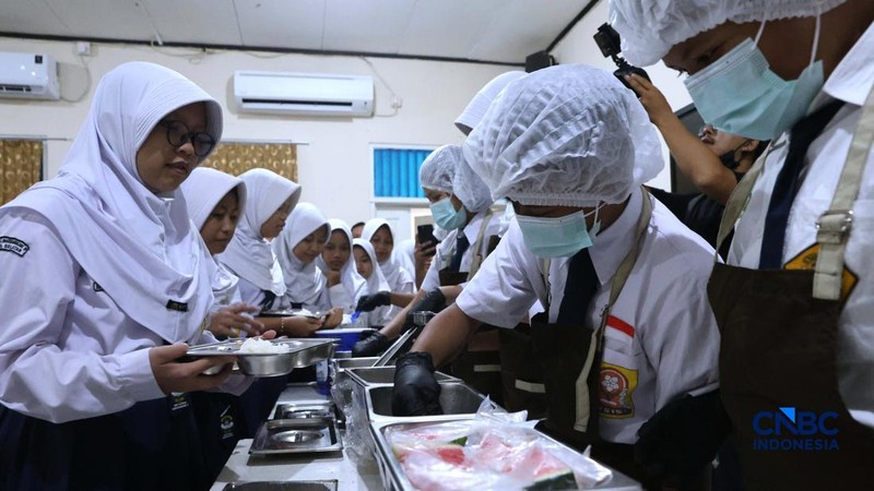 Sejumlah siswa di Jakarta mengikuti uji coba penyajian Makan Bergizi Gratis (MBG) dengan sistem prasmanan di Sekolah SMP Kemala Bhayangkari 3, Pasar Minggu, Jakarta, Kamis, (15/10/2026).(CNBC Indonesia/Muhammad Sabki)
