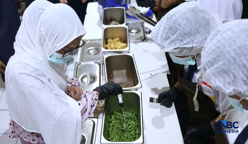 Sejumlah siswa di Jakarta mengikuti uji coba penyajian Makan Bergizi Gratis (MBG) dengan sistem prasmanan di Sekolah SMP Kemala Bhayangkari 3, Pasar Minggu, Jakarta, Kamis, (15/10/2026). (CNBC Indonesia/Muhammad Sabki)