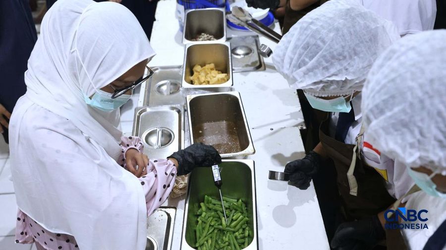 Sejumlah siswa di Jakarta mengikuti uji coba penyajian Makan Bergizi Gratis (MBG) dengan sistem prasmanan di Sekolah SMP Kemala Bhayangkari 3, Pasar Minggu, Jakarta, Kamis, (15/10/2026).