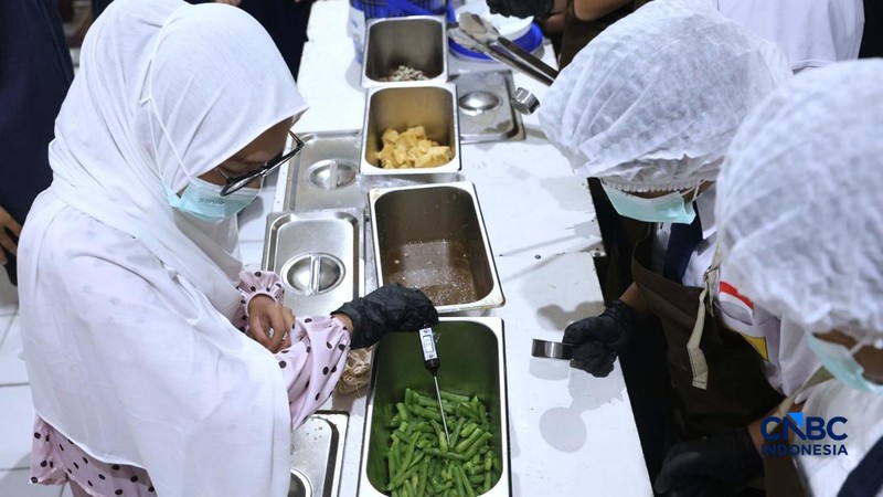 Sejumlah siswa di Jakarta mengikuti uji coba penyajian Makan Bergizi Gratis (MBG) dengan sistem prasmanan di Sekolah SMP Kemala Bhayangkari 3, Pasar Minggu, Jakarta, Kamis, (15/10/2026).