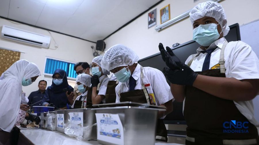 Sejumlah siswa di Jakarta mengikuti uji coba penyajian Makan Bergizi Gratis (MBG) dengan sistem prasmanan di Sekolah SMP Kemala Bhayangkari 3, Pasar Minggu, Jakarta, Kamis, (15/10/2026).