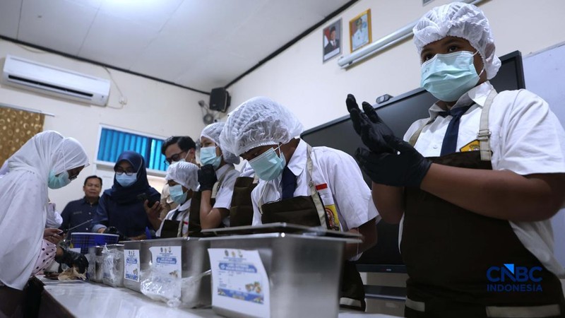 Sejumlah siswa di Jakarta mengikuti uji coba penyajian Makan Bergizi Gratis (MBG) dengan sistem prasmanan di Sekolah SMP Kemala Bhayangkari 3, Pasar Minggu, Jakarta, Kamis, (15/10/2026).