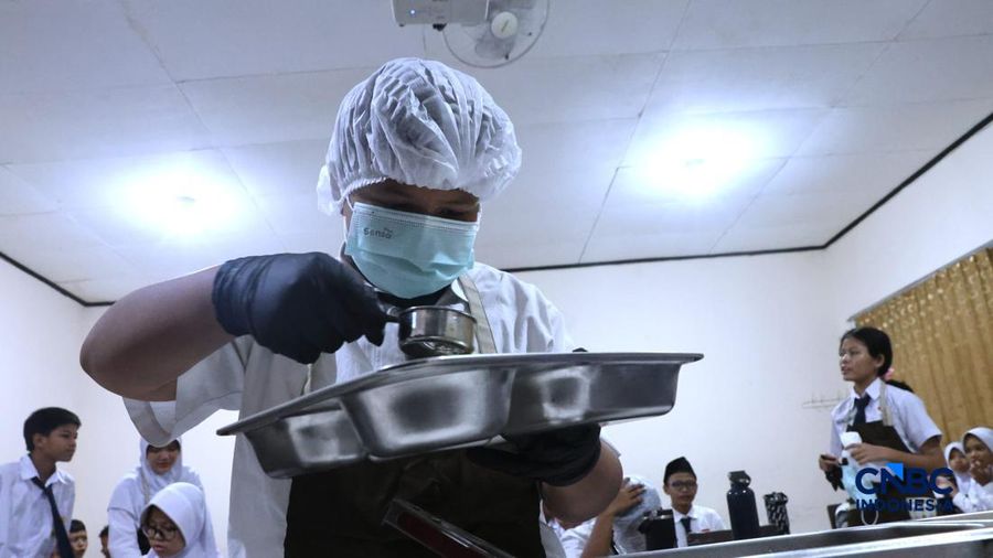 Sejumlah siswa di Jakarta mengikuti uji coba penyajian Makan Bergizi Gratis (MBG) dengan sistem prasmanan di Sekolah SMP Kemala Bhayangkari 3, Pasar Minggu, Jakarta, Kamis, (15/10/2026).(CNBC Indonesia/Muhammad Sabki)