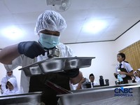 Sejumlah siswa di Jakarta mengikuti uji coba penyajian Makan Bergizi Gratis (MBG) dengan sistem prasmanan di Sekolah SMP Kemala Bhayangkari 3, Pasar Minggu, Jakarta, Kamis, (15/10/2026).(CNBC Indonesia/Muhammad Sabki)
