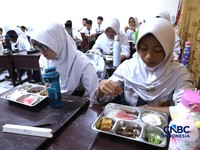 Sejumlah siswa di Jakarta mengikuti uji coba penyajian Makan Bergizi Gratis (MBG) dengan sistem prasmanan di Sekolah SMP Kemala Bhayangkari 3, Pasar Minggu, Jakarta, Kamis, (15/10/2026).(CNBC Indonesia/Muhammad Sabki)