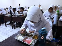 Sejumlah siswa di Jakarta mengikuti uji coba penyajian Makan Bergizi Gratis (MBG) dengan sistem prasmanan di Sekolah SMP Kemala Bhayangkari 3, Pasar Minggu, Jakarta, Kamis, (15/10/2026).(CNBC Indonesia/Muhammad Sabki)