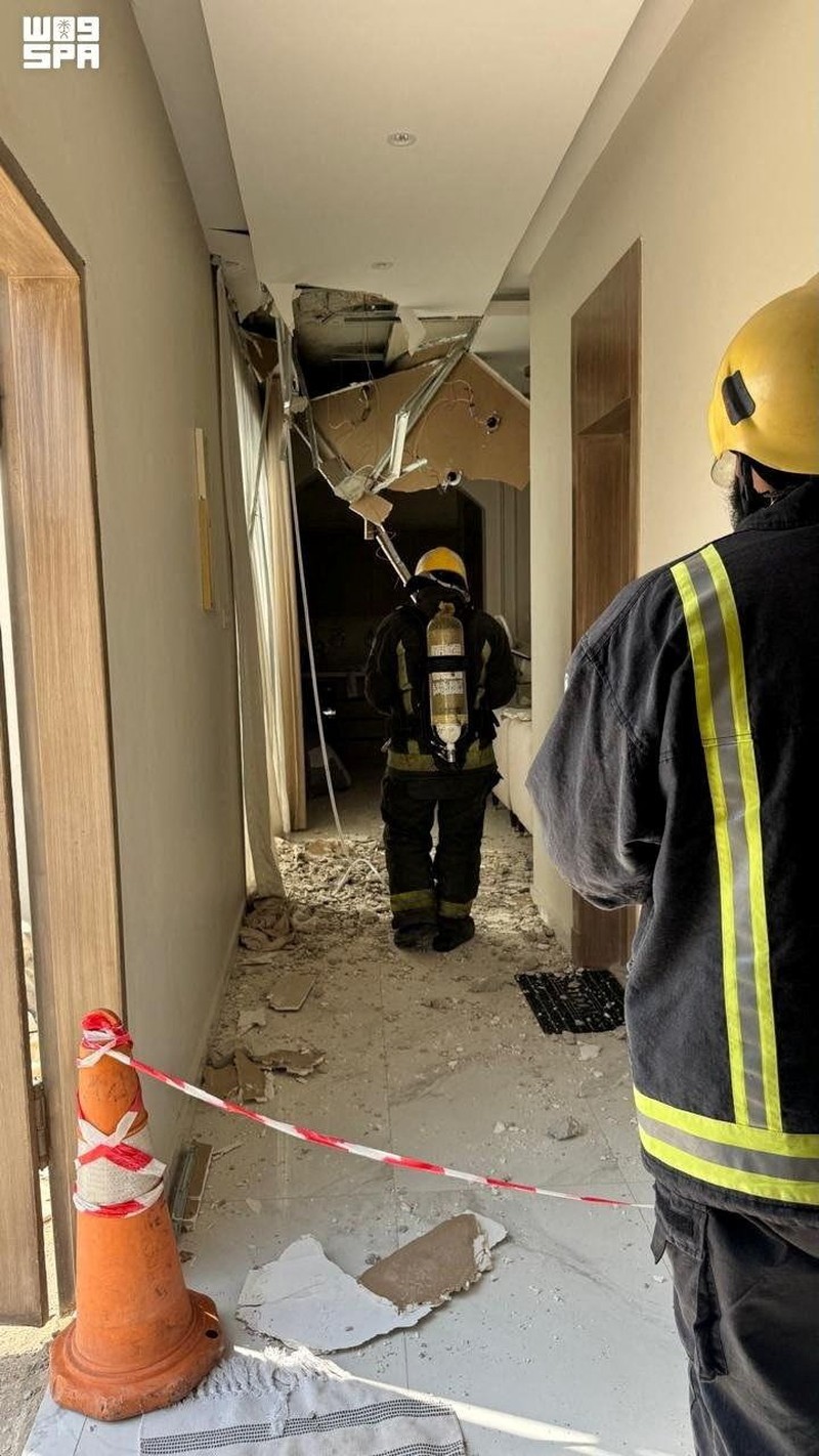 Seorang pejabat Pertahanan Sipil memeriksa kerusakan pada sebuah tempat tinggal yang menurut pihak berwenang diakibatkan oleh jatuhnya serpihan dari pencegatan rudal balistik, di Riyadh, Arab Saudi, Rabu (14/10/2026). (Saudi Press Agency/Handout via REUTERS)