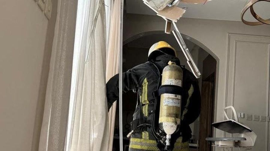 Seorang pejabat Pertahanan Sipil memeriksa kerusakan pada sebuah tempat tinggal yang menurut pihak berwenang diakibatkan oleh jatuhnya serpihan dari pencegatan rudal balistik, di Riyadh, Arab Saudi, Rabu (14/10/2026). (Saudi Press Agency/Handout via REUTERS)