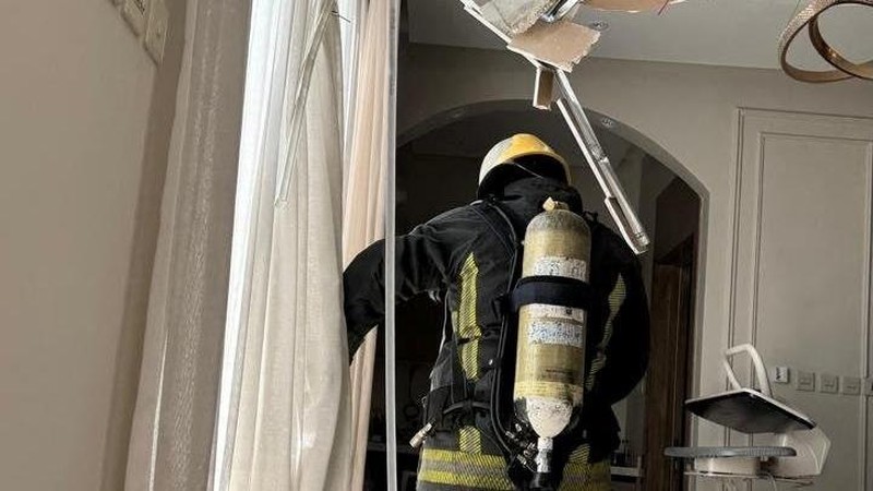 Seorang pejabat Pertahanan Sipil memeriksa kerusakan pada sebuah tempat tinggal yang menurut pihak berwenang diakibatkan oleh jatuhnya serpihan dari pencegatan rudal balistik, di Riyadh, Arab Saudi, Rabu (14/10/2026). (Saudi Press Agency/Handout via REUTERS)
