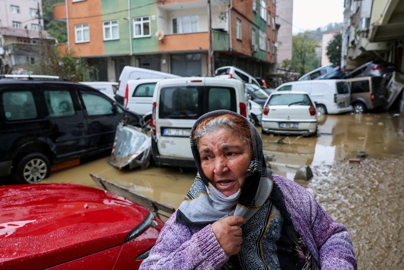 Tampilan dari drone memperlihatkan mobil-mobil yang rusak di sebuah jalan setelah hujan deras di Istanbul, Turki, 15 Oktober 2026. (REUTERS/Murad Sezer)