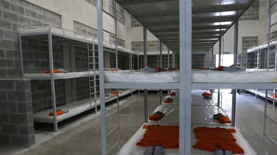 Seragam penjara diletakkan di atas tempat tidur di Pusat Penahanan Kejahatan Terorganisasi Tingkat Tinggi (CACCO)—sebuah penjara dengan keamanan maksimum yang dibangun melalui kerja sama dengan pemerintah Presiden El Salvador, Nayib Bukele—pada hari peresmiannya di Alajuela, Kosta Rika, 14 Oktober 2026.