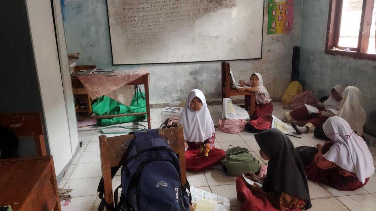 Ilustrasi berita Nasional: Kekurangan Kelas, Siswa SD di Pandeglang Belajar di Mushola dan Perpustakaan