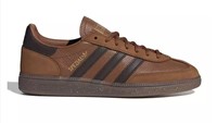 Punya Kaki Lebar? Ini Sneakers Retro Low Profile Cokelat yang Layak Kamu Coba 