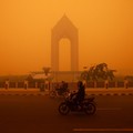 Suasana saat kabut kebakaran hutan menyelimuti kota Palangkaraya, provinsi Kalimantan Tengah, Rabu (14/10/2026). (AFP/REINA)