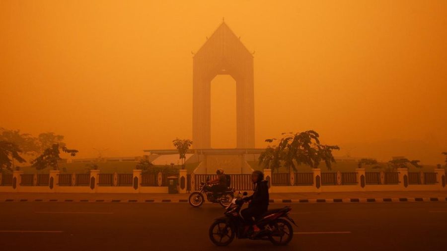 Suasana saat kabut kebakaran hutan menyelimuti kota Palangkaraya, provinsi Kalimantan Tengah, Rabu (14/10/2026). (AFP/REINA)