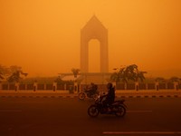 Suasana saat kabut kebakaran hutan menyelimuti kota Palangkaraya, provinsi Kalimantan Tengah, Rabu (14/10/2026). (AFP/REINA)