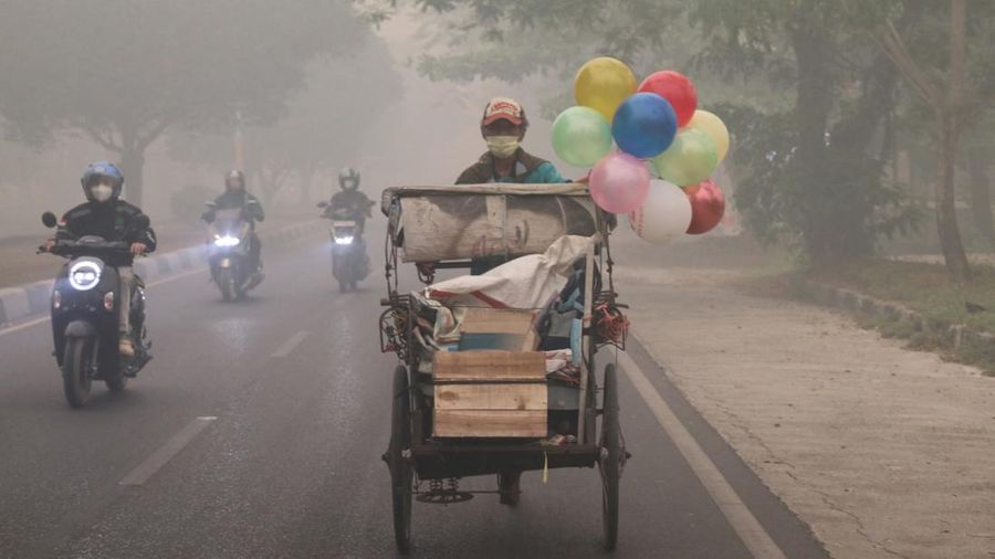 Suasana saat kabut kebakaran hutan menyelimuti kawasan di Palangka Raya, provinsi Kalimantan Tengah, Rabu (14/10/2026). (AFP/REINA)