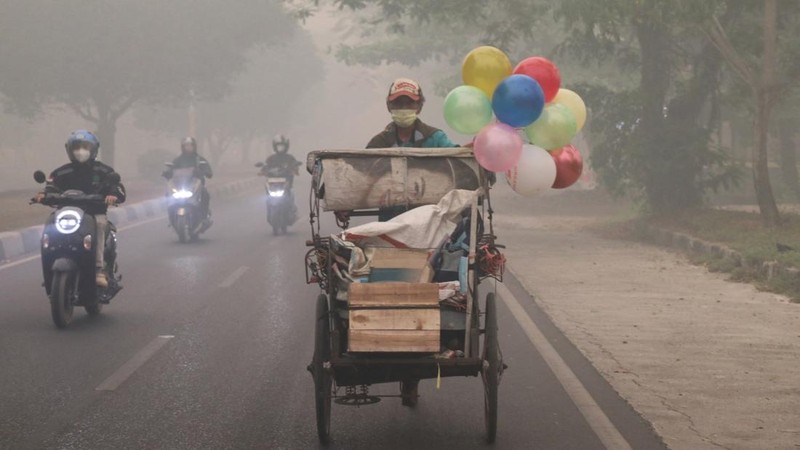 Suasana saat kabut kebakaran hutan menyelimuti kawasan di Palangka Raya, provinsi Kalimantan Tengah, Rabu (14/10/2026). (AFP/REINA)