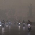 Suasana saat kabut kebakaran hutan menyelimuti kota Palangkaraya, provinsi Kalimantan Tengah, Rabu (14/10/2026). (AFP/REINA)