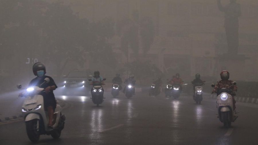 Suasana saat kabut kebakaran hutan menyelimuti kota Palangkaraya, provinsi Kalimantan Tengah, Rabu (14/10/2026). (AFP/REINA)