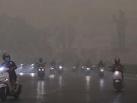 Suasana saat kabut kebakaran hutan menyelimuti kota Palangkaraya, provinsi Kalimantan Tengah, Rabu (14/10/2026). (AFP/REINA)