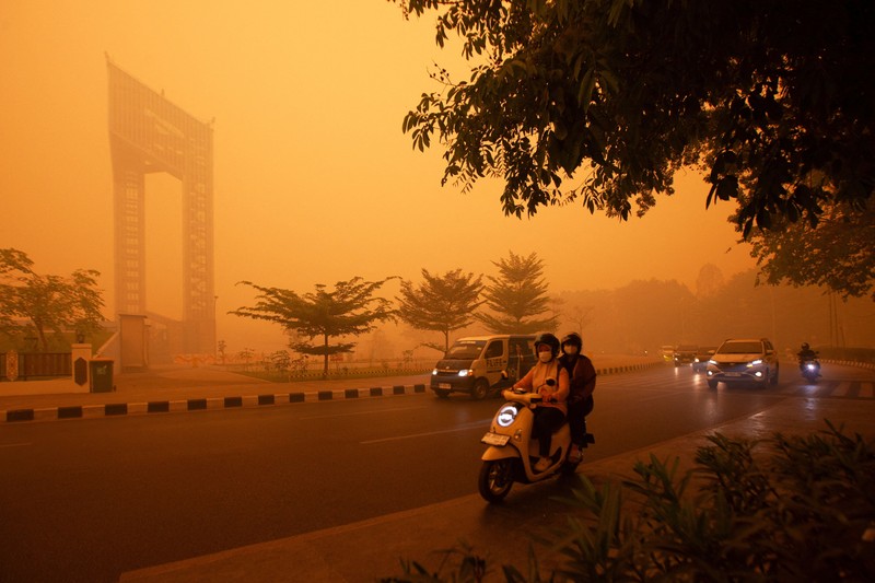 Suasana saat kabut kebakaran hutan menyelimuti kawasan di Palangka Raya, provinsi Kalimantan Tengah, Rabu (14/10/2026). (REUTERS/Arief Rahman Septian Prathama)