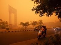 Suasana saat kabut kebakaran hutan menyelimuti kota Palangkaraya, provinsi Kalimantan Tengah, Rabu (14/10/2026). (REUTERS/Arief Rahman Septian Prathama)