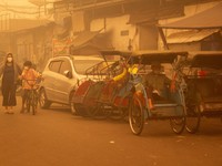 Suasana saat kabut kebakaran hutan menyelimuti kota Palangkaraya, provinsi Kalimantan Tengah, Rabu (14/10/2026). (REUTERS/Arief Rahman Septian Prathama)