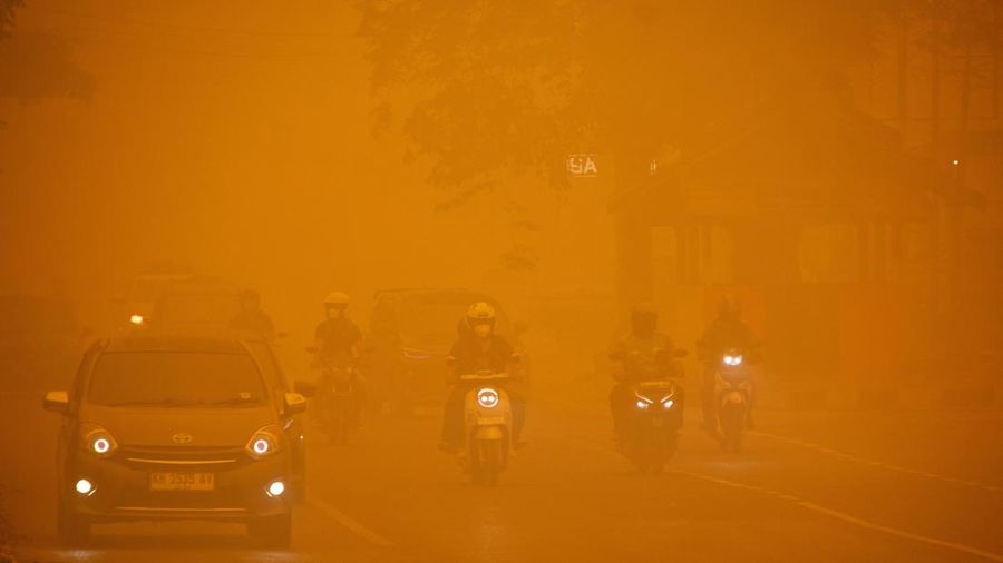 Suasana saat kabut kebakaran hutan menyelimuti kota Palangkaraya, provinsi Kalimantan Tengah, Rabu (14/10/2026). (REUTERS/Arief Rahman Septian Prathama)