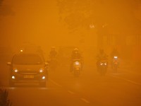 Suasana saat kabut kebakaran hutan menyelimuti kota Palangkaraya, provinsi Kalimantan Tengah, Rabu (14/10/2026). (REUTERS/Arief Rahman Septian Prathama)