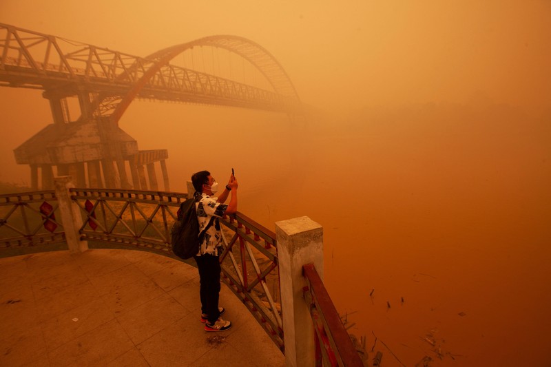 Suasana saat kabut kebakaran hutan menyelimuti kawasan di Palangka Raya, provinsi Kalimantan Tengah, Rabu (14/10/2026). (REUTERS/Arief Rahman Septian Prathama)