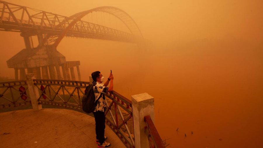 Suasana saat kabut kebakaran hutan menyelimuti kawasan di Palangka Raya, provinsi Kalimantan Tengah, Rabu (14/10/2026). (REUTERS/Arief Rahman Septian Prathama)