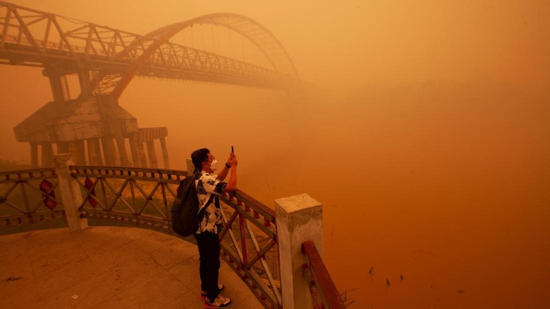 Suasana saat kabut kebakaran hutan menyelimuti kawasan di Palangka Raya, provinsi Kalimantan Tengah, Rabu (14/10/2026). (REUTERS/Arief Rahman Septian Prathama)