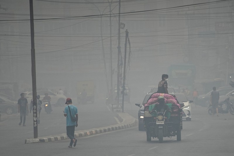 Susana saat kabut asap kebakaran hutan menyelimuti kota Palembang di Provinsi Sumatera Selatan, Kamis (15/10/2026). (REUTERS/Abriansyah Liberto)