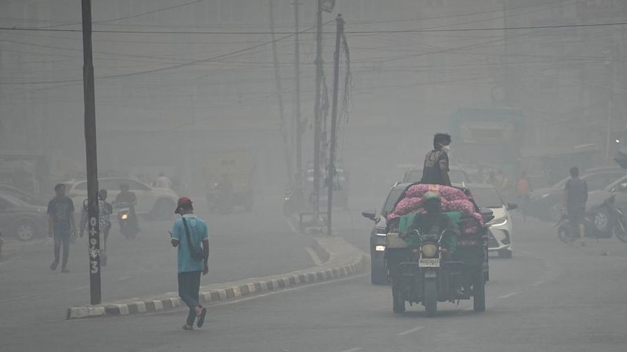 Susana saat kabut asap kebakaran hutan menyelimuti kota Palembang di Provinsi Sumatera Selatan, Kamis (15/10/2026). (REUTERS/Abriansyah Liberto)