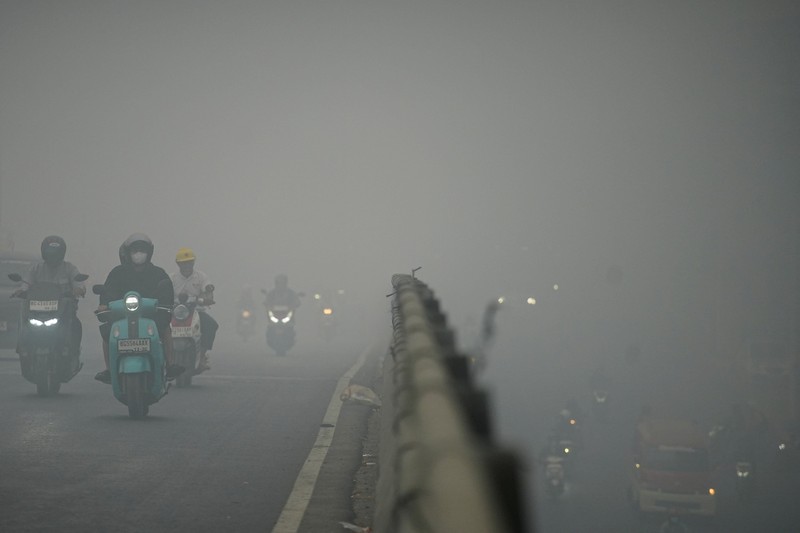 Susana saat kabut asap kebakaran hutan menyelimuti kota Palembang di Provinsi Sumatera Selatan, Kamis (15/10/2026). (REUTERS/Abriansyah Liberto)